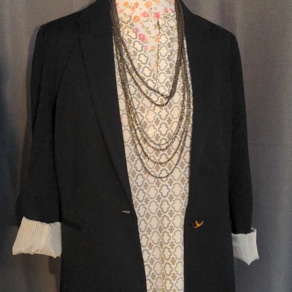 Tunic with pleated design- perfect for layering - Picture 5 of 6